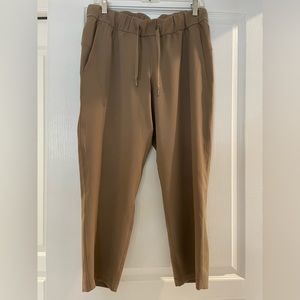 Lululemon “On the Fly” Crop Pants Size 8